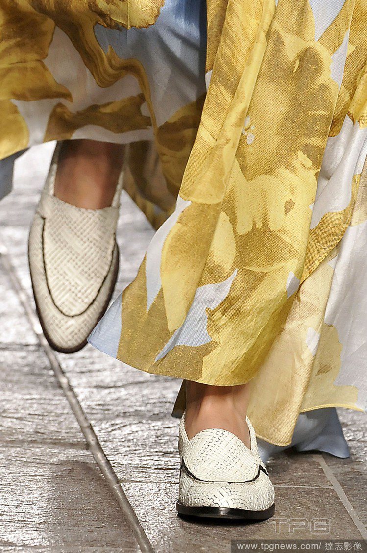 Paul Smith慵懶舒服的樂福鞋現身在春夏季節，看起來更愜意了！清爽的白色與編織風格，令人想起在峇里島海灘散步的悠閒心情，巴不得熱情的夏天趕快來臨。圖／達志影像