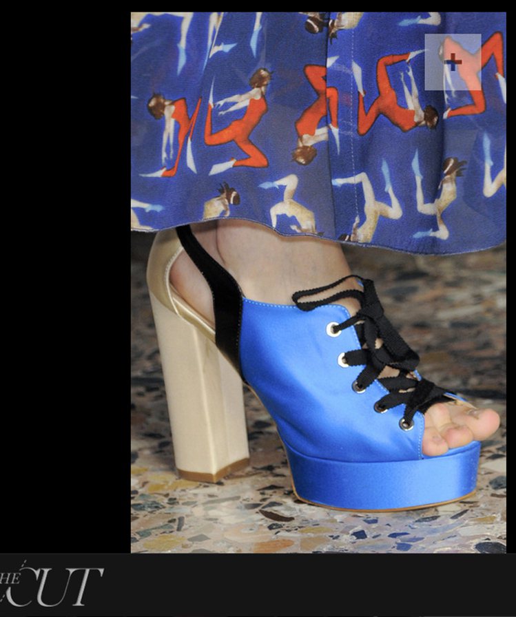 Andrea Incontri緞面亮藍搭上優雅的裸色，讓這雙鞋瀰漫浪漫的氣息，而綁帶設計也為緞面帶來的奢華感，增添幾分自由率性的風采。圖／擷取自nymag.com
