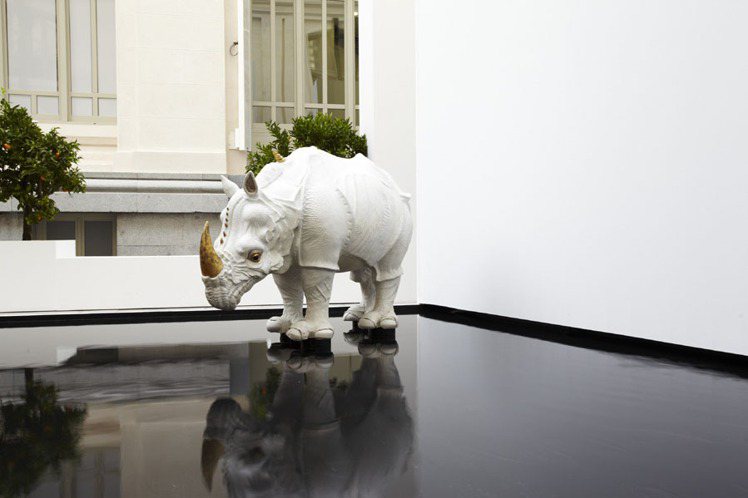 曾吸引藝術家達利的白色鴕鳥皮犀牛像。圖／愛馬仕提供