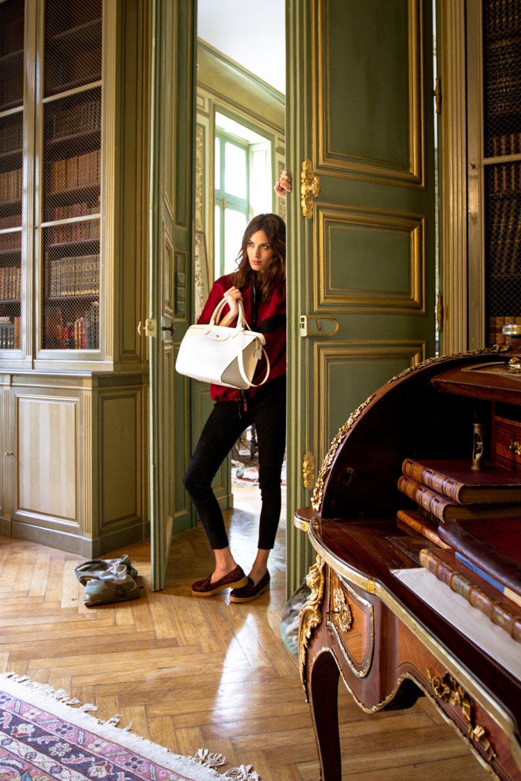 Le Pliage® Héritage 包款與廣告拍攝地點－－法國圖爾附近的維埃納河畔私人城堡 Château des Ormes 相映出簡約與繁複奢華的對比。圖／Longchamp提供