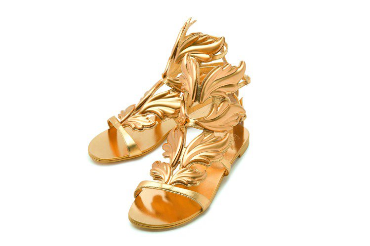 JEWEL限量紀念系列CRUEL SUMMER 金色桂冠涼鞋，繆思女神桂冠展現設計師對音樂熱愛，66,800元。圖／Giuseppe Zanotti Design提供