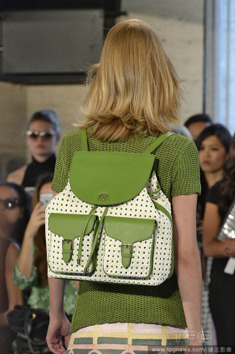 Tory Burch 2014 春夏推出有蓋式後背包，就像小學生遠足包般可愛迷人，充滿青春氣息。圖／達志影像