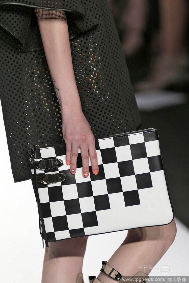 Rebecca Minkoff 2014 春夏以摩登幾何包款點綴異國風服飾。圖／達志影像