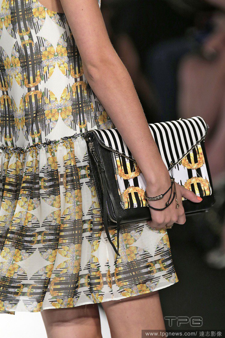 Rebecca Minkoff 2014 春夏將繽紛圖騰注入手拿包設計，充滿俐落酷味。圖／達志影像
