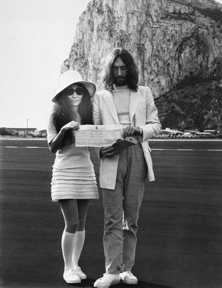 富有歷史記憶的黑白照片中搖滾巨星約翰藍儂以白色SUPERGA 2750結合休閒西裝，與愛妻小野洋子深情合影，展現令人深深著迷的簡約氣質魅力。圖／SUPERGA提供