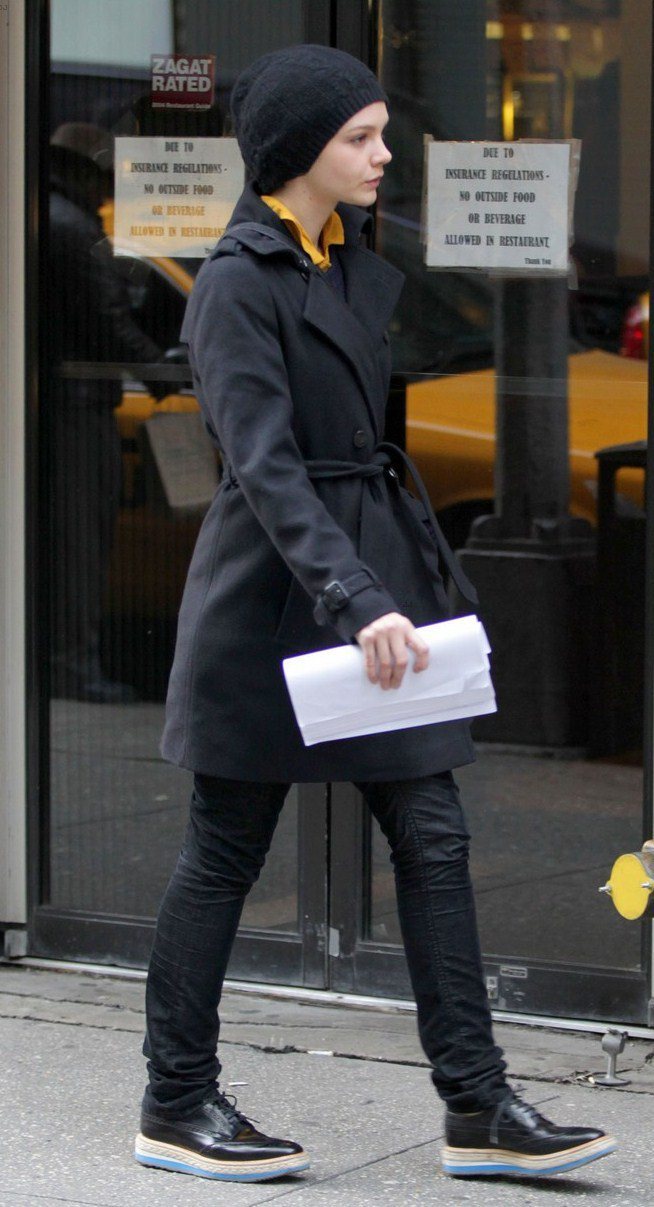 凱莉穆莉根穿著PRADA牛津鞋。圖／PRADA提供