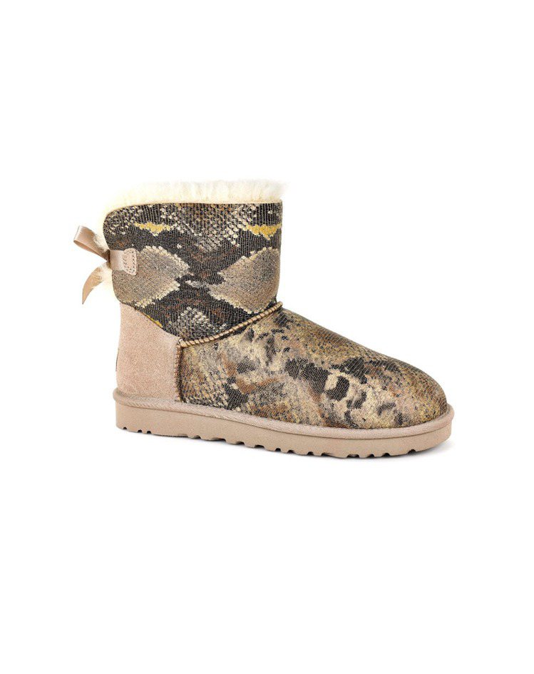 UGG經典款雪靴新推出蟒蛇紋鞋面款式，7,800元。圖／UGG提供