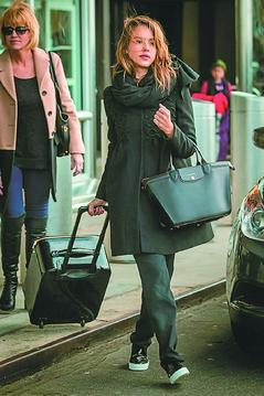 潔西卡艾芭拎Le Pliage Heritage黑色新包，為機場時尚做最佳示範。圖／LONGCHAMP提供