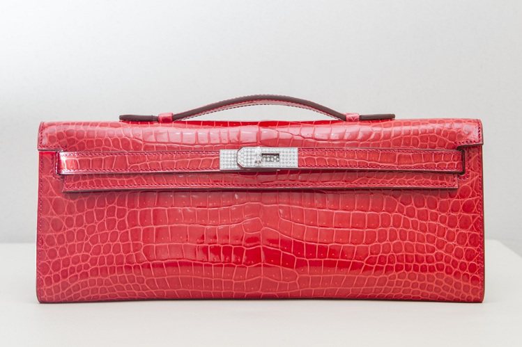 鑲鑽鱷魚皮凱莉手拿包，近300萬元。圖／Hermes提供