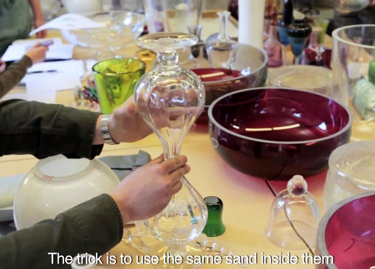 Hermès Petit h 設計師利用玻璃瓶構思藝術品。圖／擷自Hermès YouTube