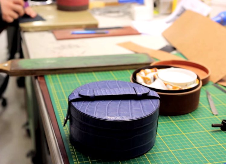 設計師利用破碎的皮革製作小茶箱。圖／擷自Hermès YouTube