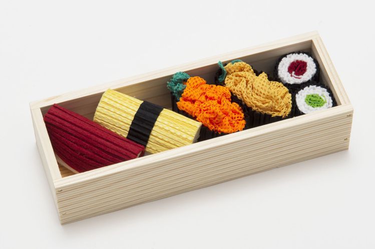 PLEATS PLEASE所推出的「SUSHI禮盒」，逼真又富童趣的設計，將成為今年耶誕節最具有創意與溫暖的小禮。圖／GQ提供