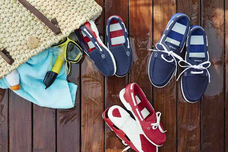 Crocs 卡駱馳推出全新春夏新品，海灘帆船鞋瀰漫優雅休閒風。圖／卡駱馳提供