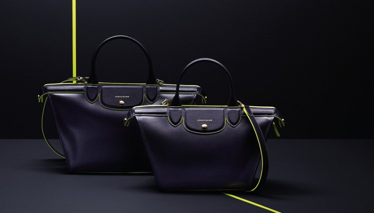 Longchamp Le Pliage Héritage NÉON 2015春夏(海軍藍大)55,400元、(海軍藍小)47,000元。圖／Longchamp提供