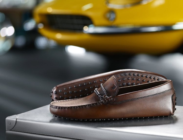 豆豆鞋的招牌橡膠豆豆與鞋底皮革一體成型，得運用兩張皮革推擠而成，特別適合開車時穿著。圖／各業者提供
