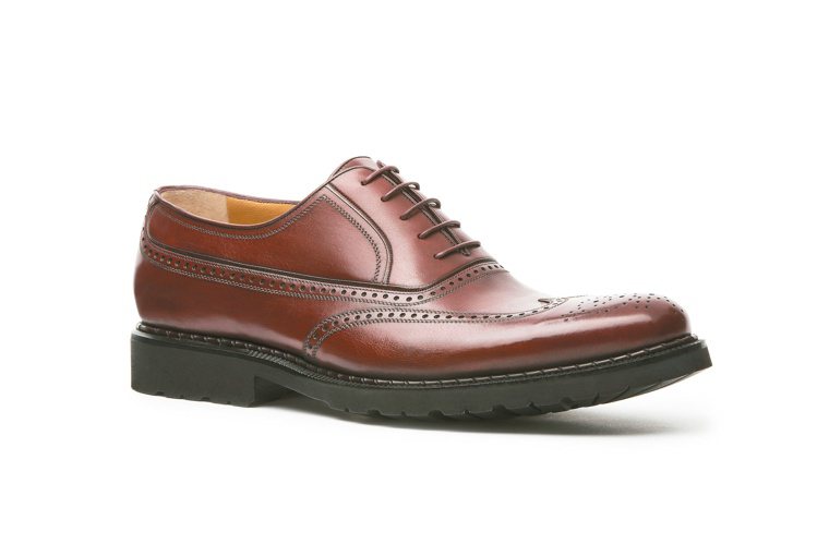 牛津鞋英文名為Oxford Shoes，源於蘇格蘭和愛爾蘭鄉間，為農民的工作靴，打孔設計為求穿著上的通風舒適，顏色為泥土般的咖啡色，有的甚至採用稻草作為鞋墊，有防濕作用。1640年初期，牛津學生引進當作學生鞋穿著，開始出現以地名慣稱的「牛津鞋」一詞。圖／各業者提供