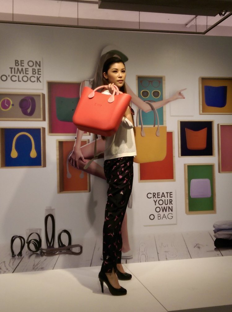義大利品牌 O BAG FACTORY 發表春夏新品，主打粉嫩馬卡龍色包款。記者吳曉涵／攝影