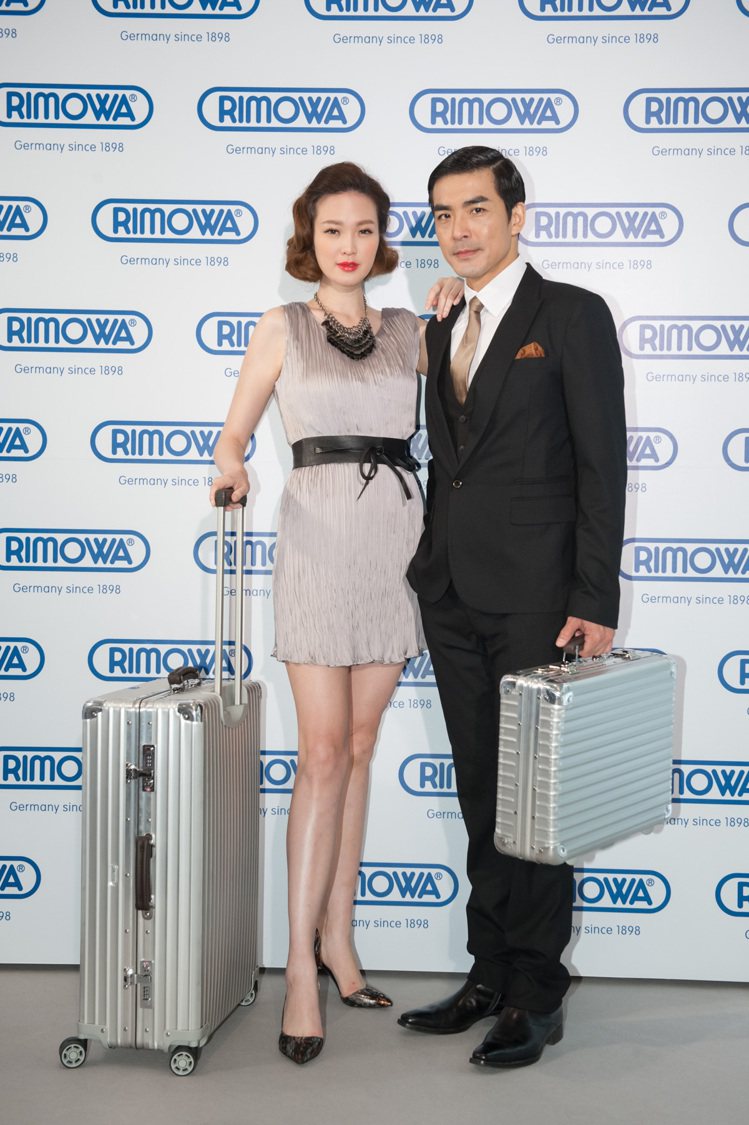 名模吳品萱與李鴻安展示RIMOWA經典行李箱。圖／RIMOWA提供