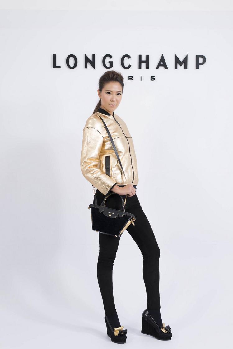 凱渥名模林又立，以金色羊皮夾克帥氣演繹Longchamp 2015秋冬系列。圖／Longchamp提供