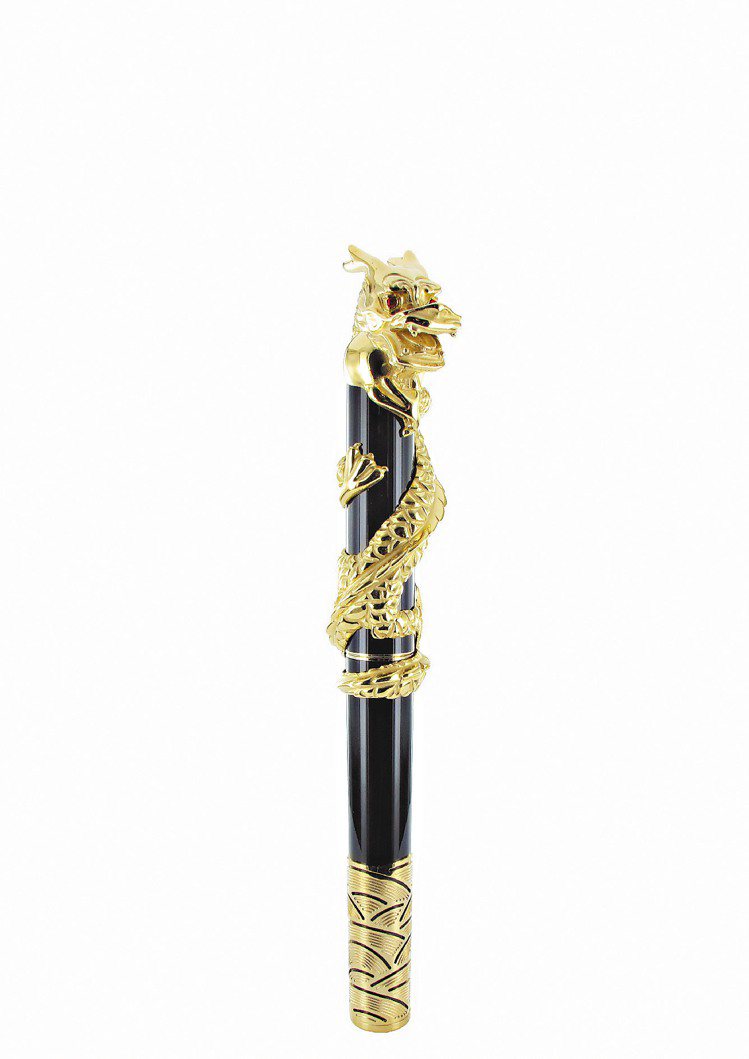 S.T.Dupont龍年登場的尊爵皇龍紅寶石Prestige鋼筆，限量88組，46萬8千元。圖／迪生提供