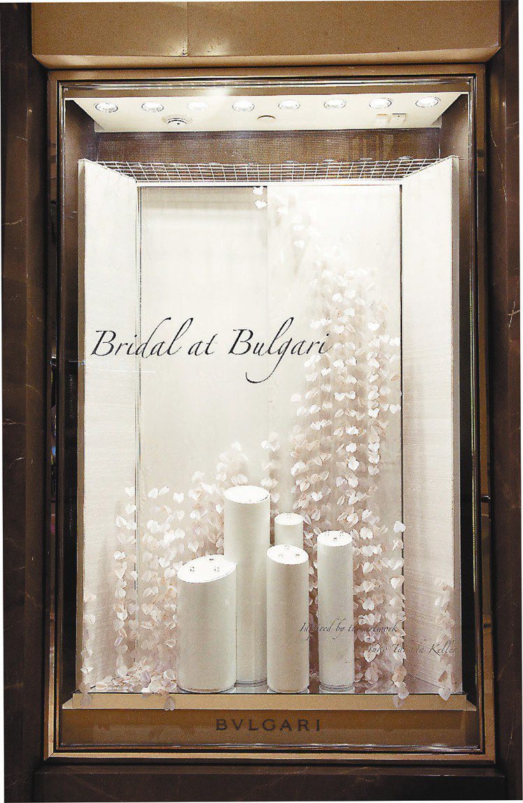 日本藝術家為寶格麗打造瑰麗浪漫的Bridal藝術櫥窗。圖／BVLGARI提供