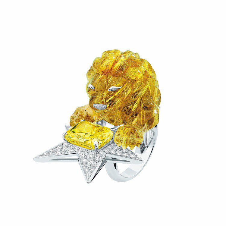 Constellation du Lion戒指，18K白金及黃金鑲嵌鑽石和10克拉枕形黃鑽，獅子為70克拉的黃色髮晶。圖／CHANEL提供