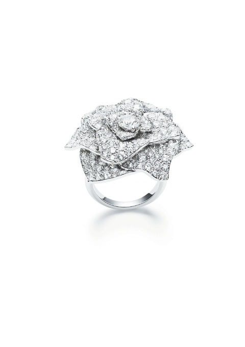 PIAGET ROSE玫瑰鑽戒，鑲嵌0。5克拉主鑽，搭配178顆重5.19克拉鑽石，129萬4,000元。圖／伯爵提供