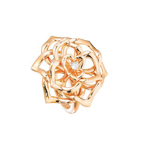 PIAGET ROSE鏤空玫瑰戒指，18K玫瑰金鑲嵌0.12克拉鑽石，15萬6,000元。圖／伯爵提供
