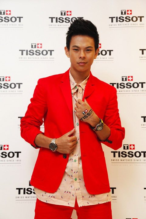 演員孫綻配戴「TISSOT T-Race MotoGP C01.211 2012年限量自動計時腕表」與「TISSOT PRS 200運動計時腕表」。圖／TISSOT提供