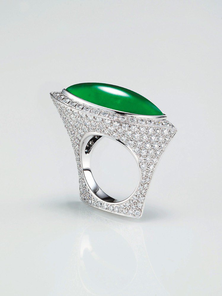 侯佩岑配戴的冰種翡翠戒指，448萬元。圖／富御RICH JADE提供
