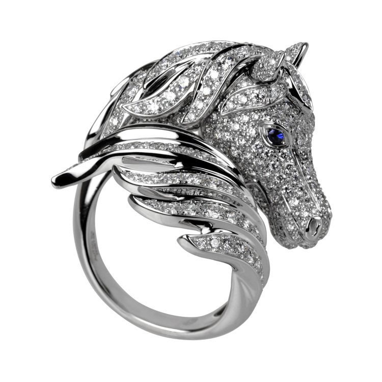 PEGASE寶馬戒指，18K白金鑲嵌334 顆重2.73克拉鑽石，搭配眼睛2顆藍寶石，101萬元。圖／BOUCHERON提供
