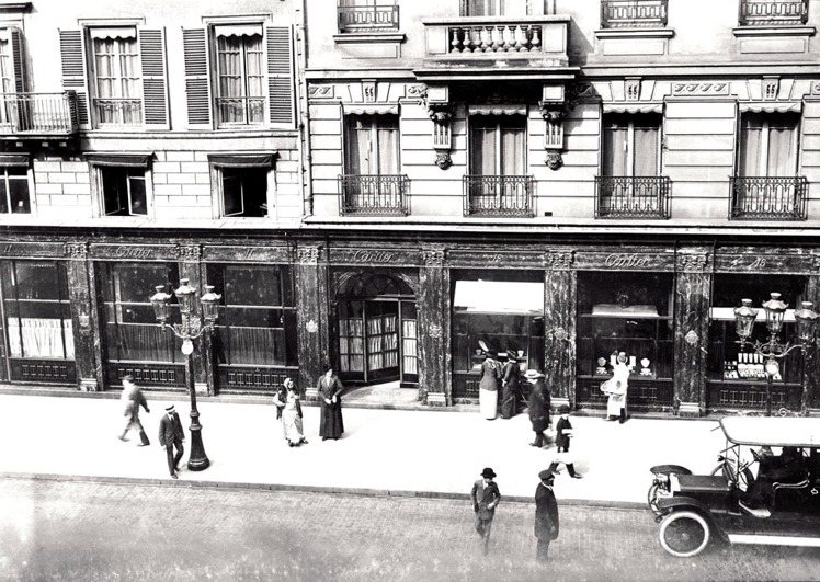 Cartier位於巴黎和平路13號的總店店景，攝於1915年。