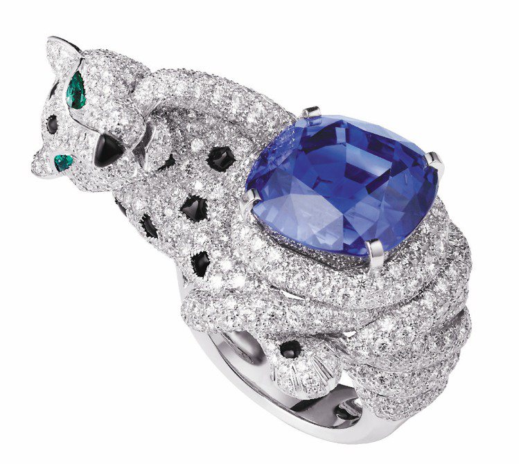 美洲豹戒指 ，鉑金鑲嵌鑽石與藍寶石主時，黑色縞瑪瑙斑點、祖母綠眼睛。圖／Cartier提供