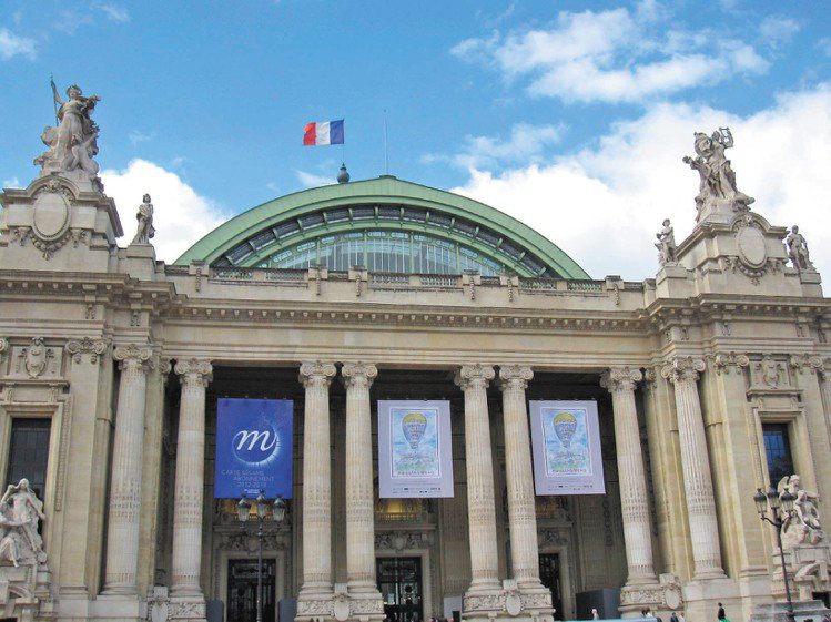 巴黎骨董雙年展於大皇宮舉辦，正門入口處高懸著此次展覽海報。記者陳若齡／攝影