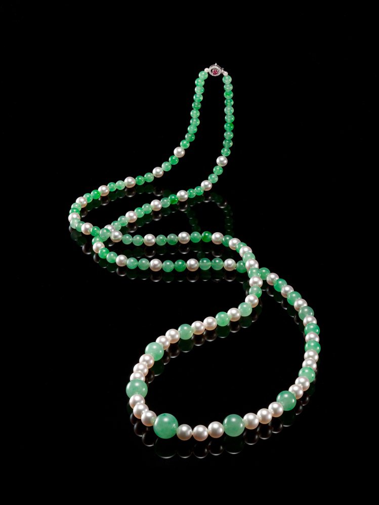 翠玉珠鍊採用翡翠與珍珠混搭，不同間距的排列可以輕鬆利用繞圈變換造型。 圖／玉世家提供
