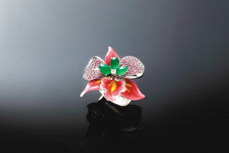 翡翠花形琺瑯戒指，以粉紅剛玉、紅寶搭配花形設計，讓翡翠顯得設計感十足。圖／玉世家提供