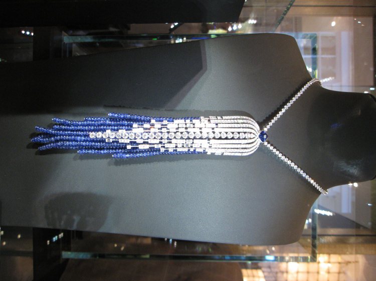 年初發表的Fontaine項鍊，原僅有鑽石，展場可見加入藍寶石珠流蘇的新款設計。記者陳若齡／攝影