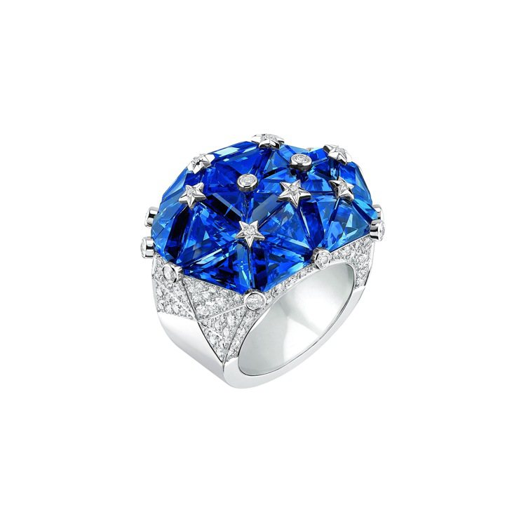 Facettes戒指，專利切面切割鑲嵌技法，18K白金立體鑲嵌27顆共重21.4克拉的三角形切割藍寶石，搭配158顆明亮式切割鑽石。圖／CHANEL提供