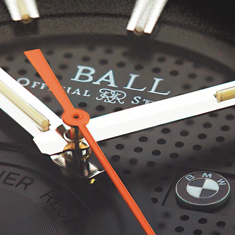 BALL&BMW表盤是根據著名的德國marque儀表標度盤而製造，其中有BMW的標誌。圖／BALL Watch提供