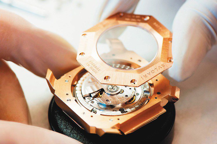 OCTO系列腕表，精鋼表殼，自動機芯，定價 28萬8,000 元。圖／寶格麗提供