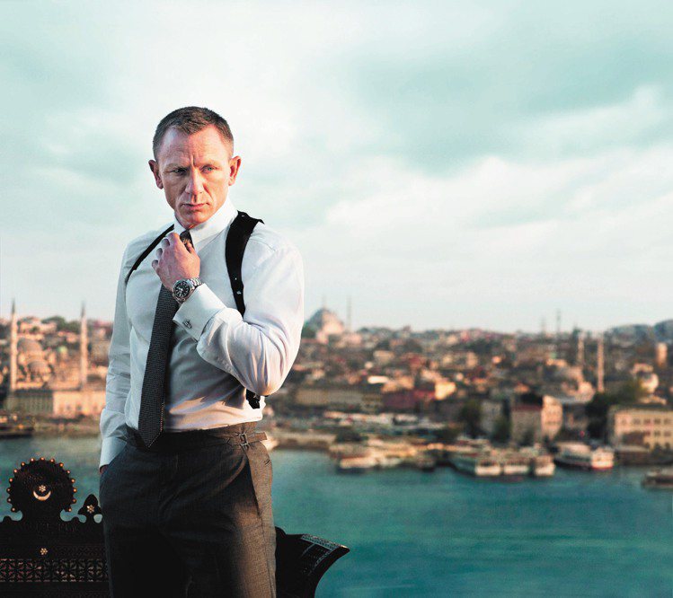 丹尼爾克雷格在「007空降危機」中配戴海馬Planet Ocean潛水600米腕表。圖／歐米茄提供