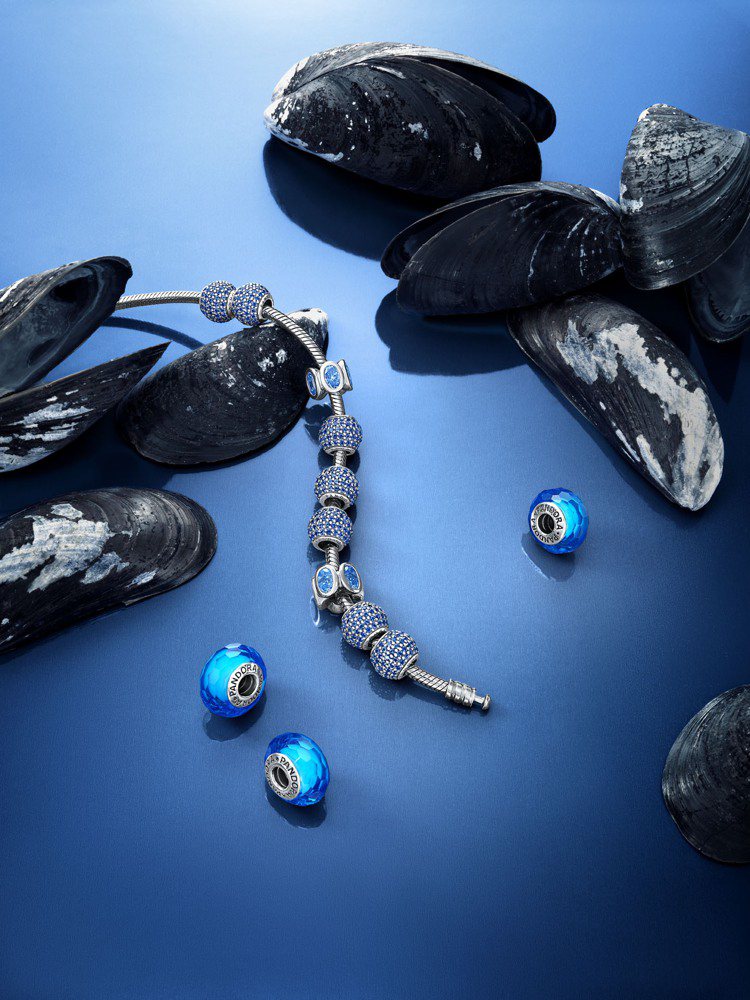 PANDORA夏季海洋系列，運用藍色琉璃、小魚、珍珠等材質和造型。圖／PANDORA提供