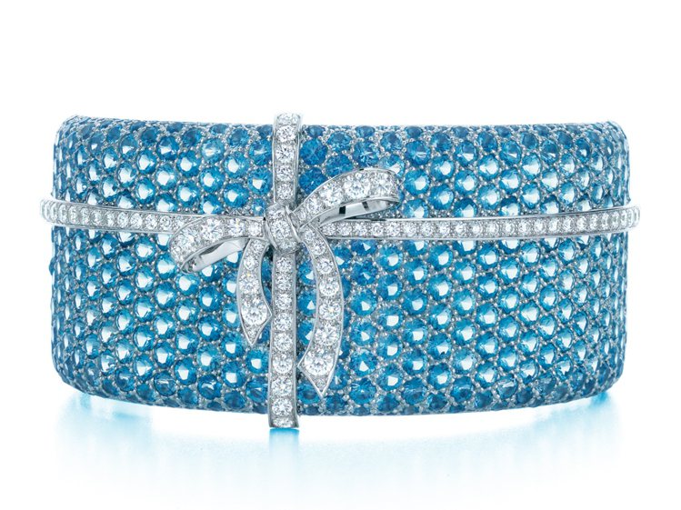 TIFFANY經典蝴蝶結手鐲，鑲嵌海水藍寶與鑽石，參考價NT$ 5,715,000。圖／珠寶之星