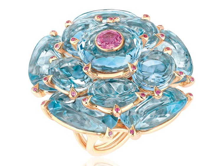 CHANEL Camélia Glacé戒指，玫瑰金材質，鑲嵌粉紅剛玉及海水藍寶。參考價NT,680,000。圖／珠寶之星