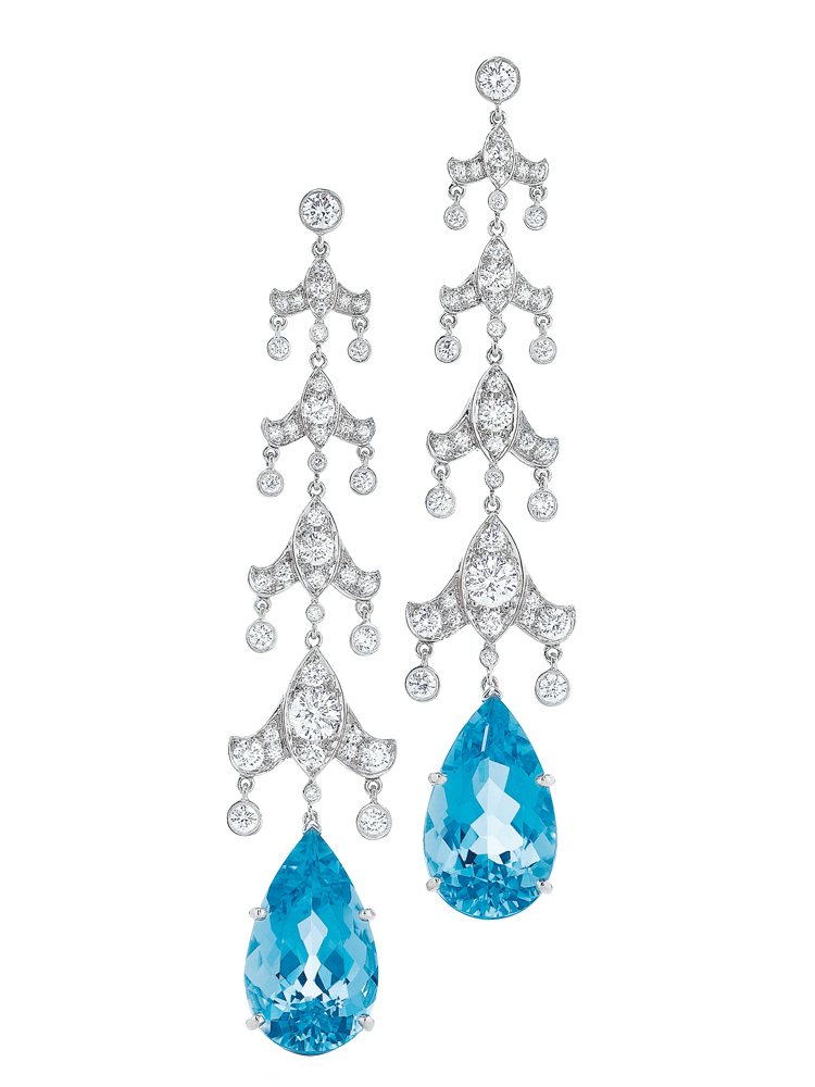 TIFFANY 10.23克拉海水藍寶鑽石耳環，參考價NT5,000。圖／珠寶之星