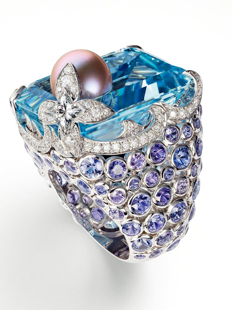 LOUIS VUITTON La Malle aux Trésors戒指，鑲嵌海水藍寶、紫色剛玉、紫色珍珠、Louis Vuitton鑽石、鑽石。參考價請店洽。圖／珠寶之星