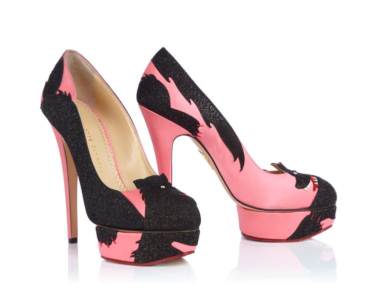 Charlotte Olympia 鞋款集前衛與趣味於一身，SHEWOLF緞面野狼圖案拼接粉色高跟鞋。圖；文／美麗佳人