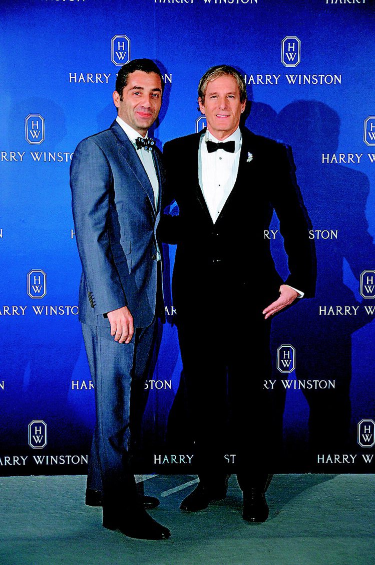 麥可波頓(右)與海瑞溫斯頓全球銷售副總裁Fadi Ghalayini。圖／Harry Winston提供