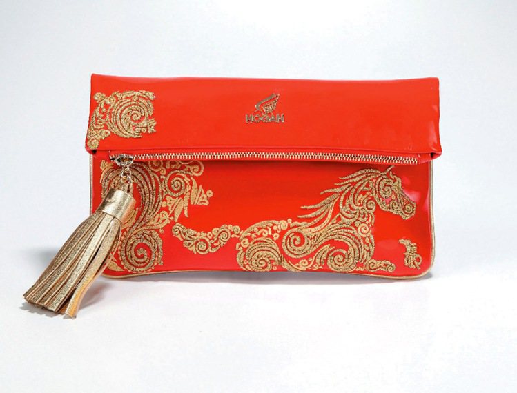 HOGAN金馬圖騰包，搭配金色流蘇，25,600元。圖／迪生提供