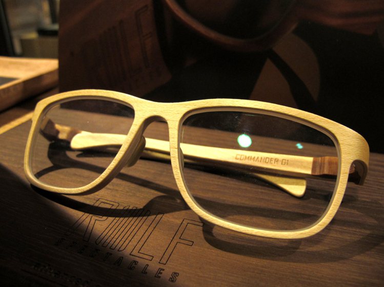 店裡集合了四大手作眼鏡品牌，圖為來自奧地利的木製眼鏡品牌 「ROLF」，以百分之百原木製成。記者吳曉涵／攝影